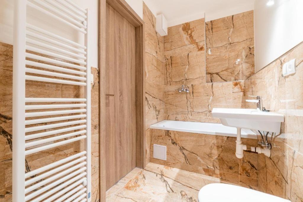 Brand New Studio Apartment #24 In Elite Residence With Free Secure Parking In The Center Praag Buitenkant foto